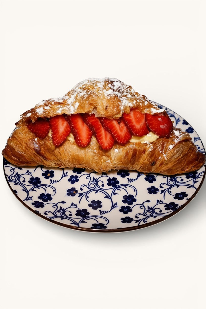 Кроасан с крем и ягоди